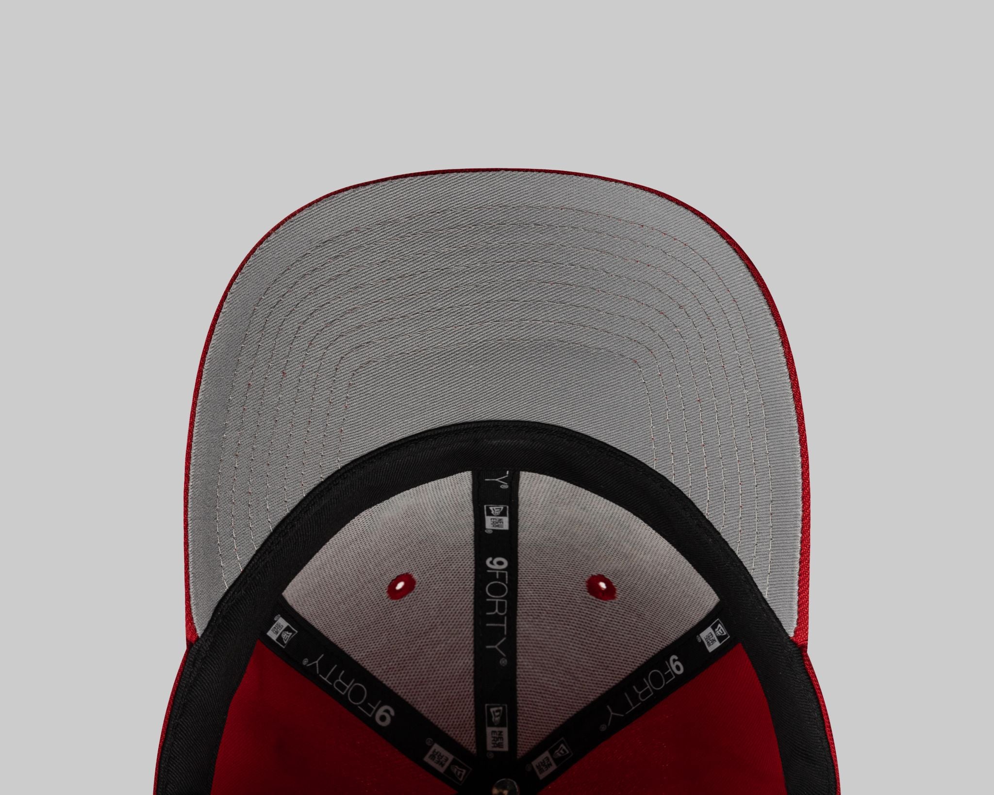 Gorra New Era Roja Iconic M 940 con flores
