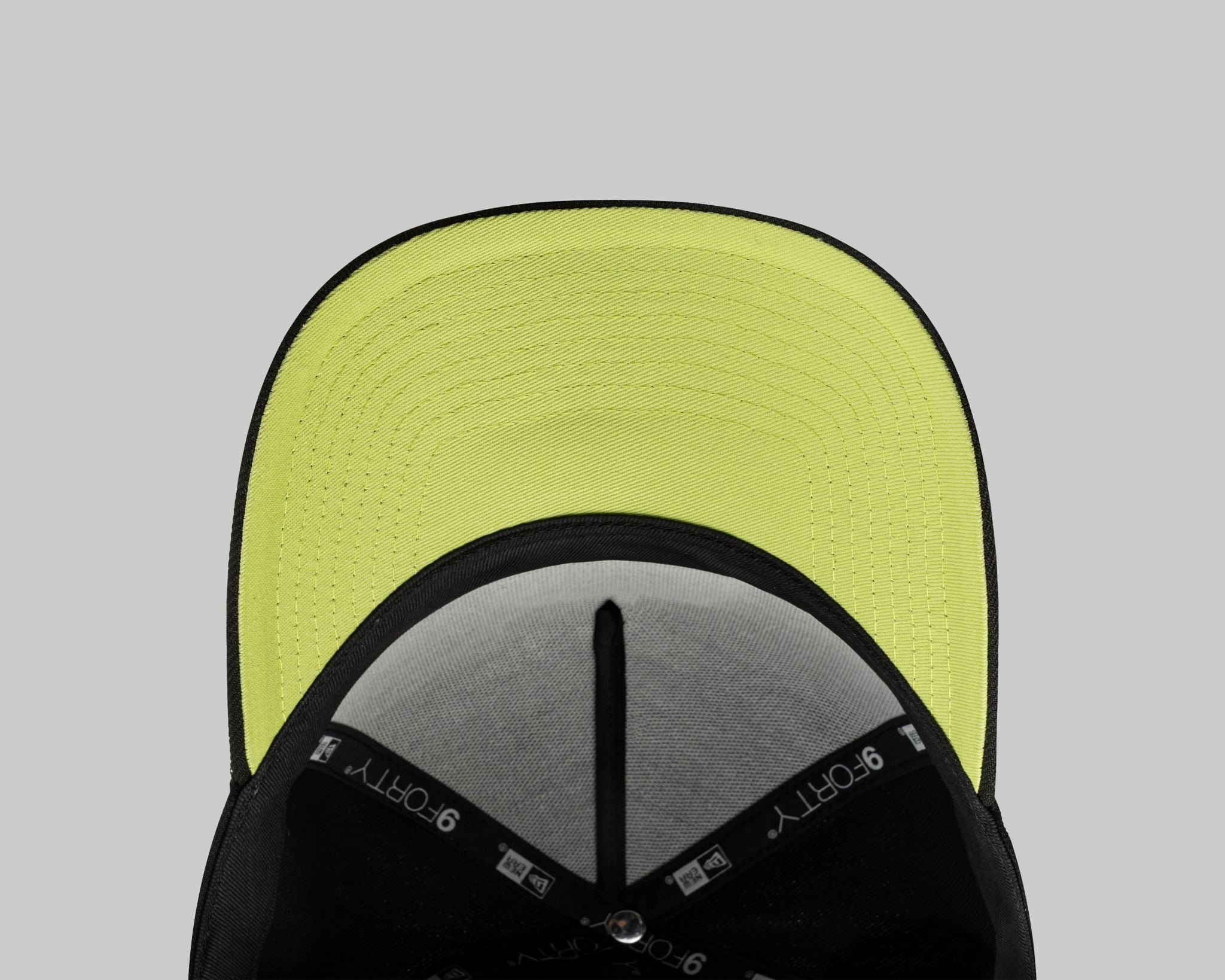Gorra New Era Negra con Amarillo Iconic M 940 A-frame