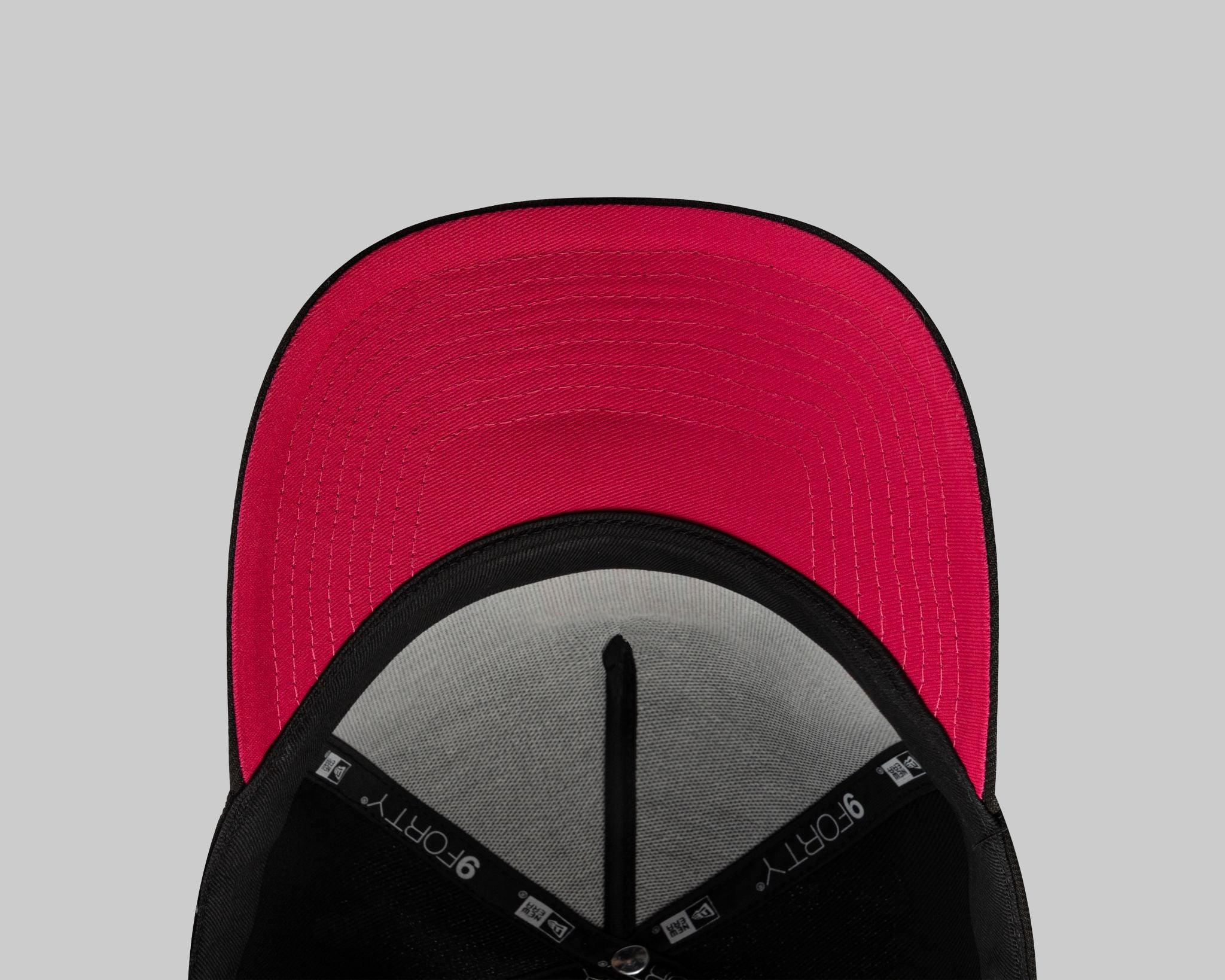 Gorra New Era Negra con Rojo Iconic M 940 A-frame
