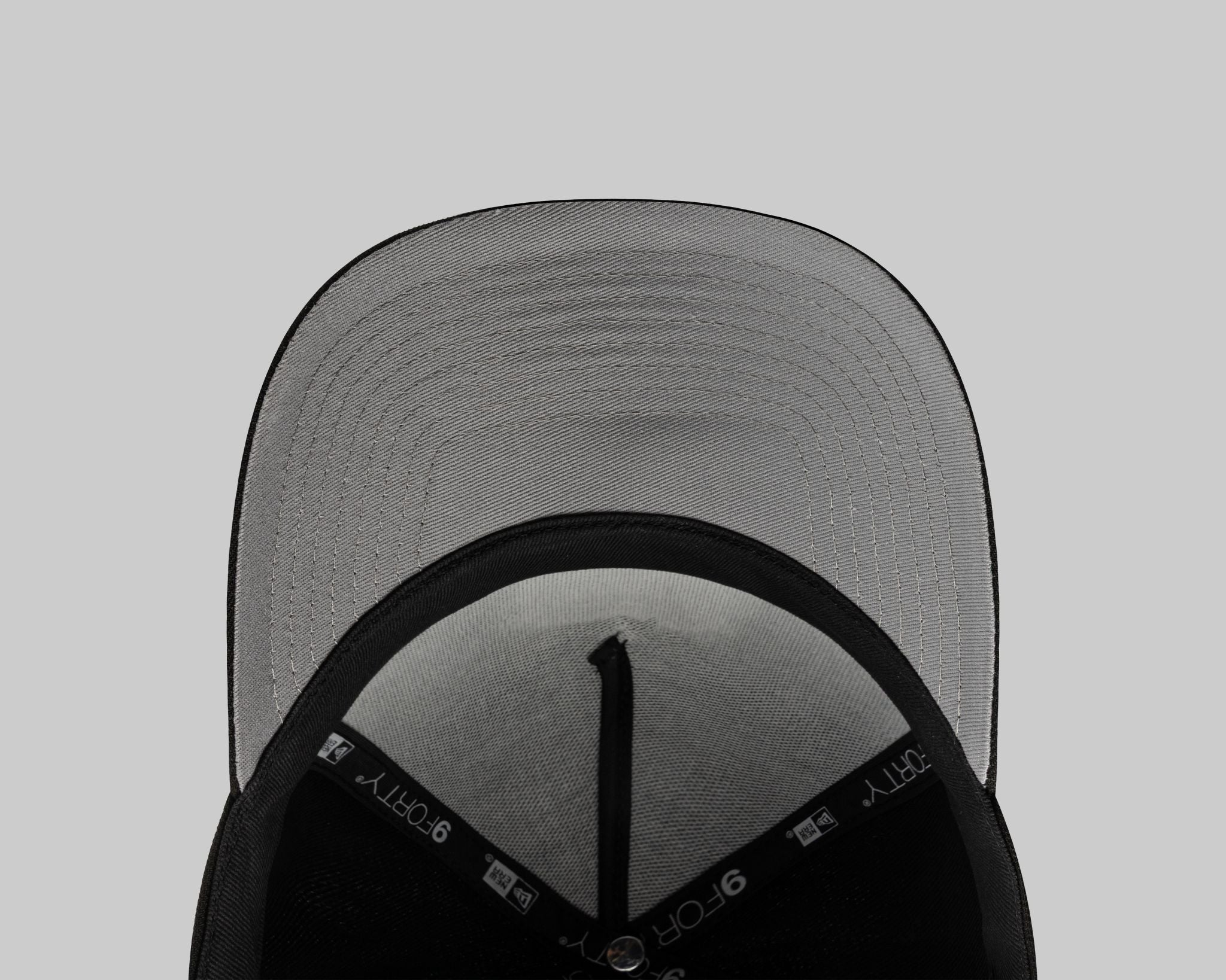 Gorra New Era Negra con gris Iconic M 940 A-frame