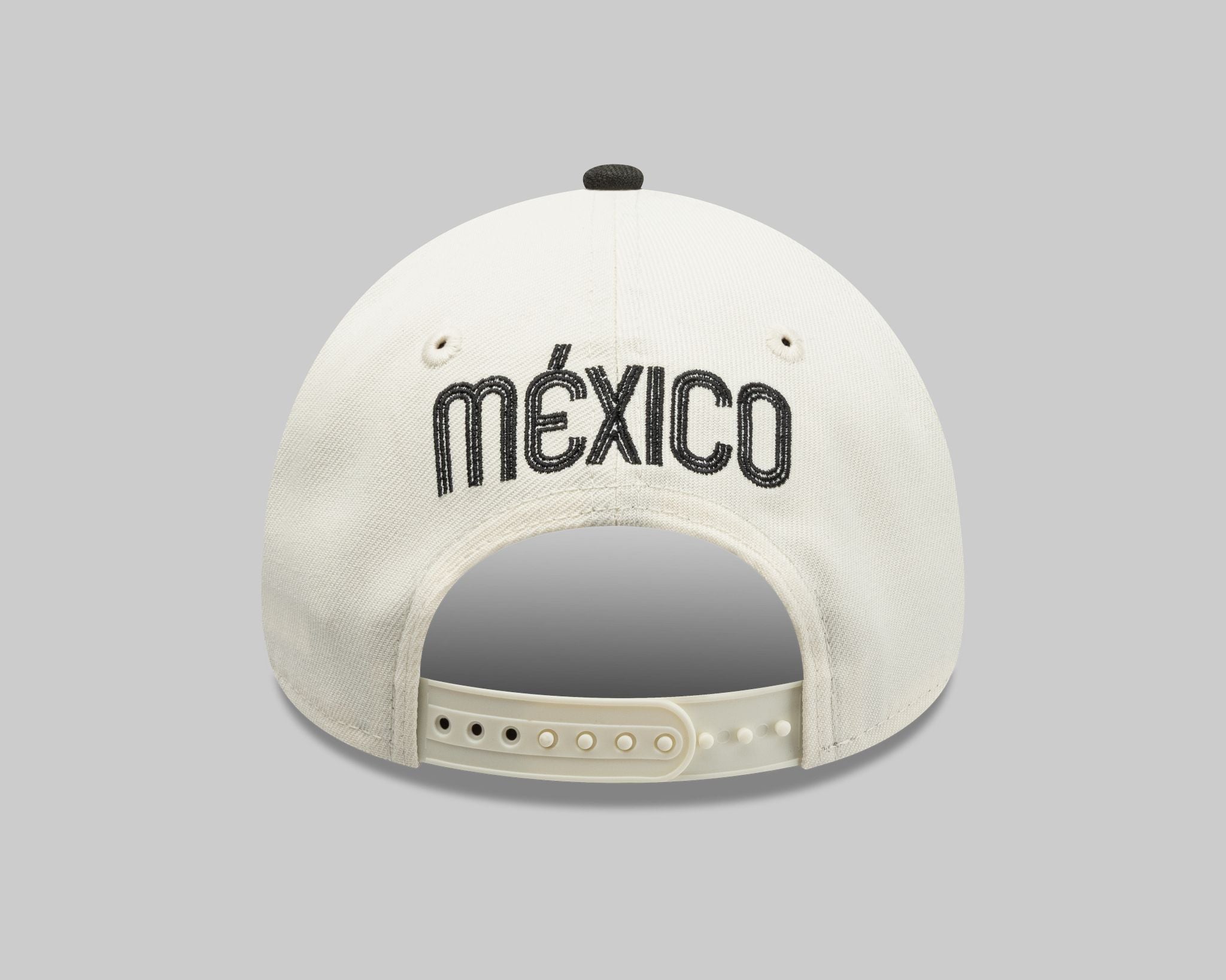 Gorra New Era Blanco con Negro Iconic M GDL 940 A-frame